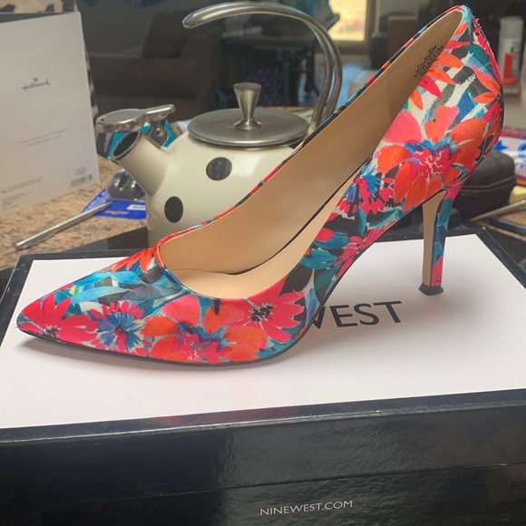 Nine West size 8m fabric flower pumps - worn 2x- perfect summer pump - Picture 1 of 3